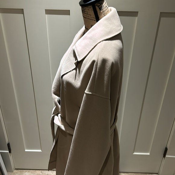 Aritzia Babaton camel coloured coat. Belt, waste snap. Wool blend coat, size L. - Picture 4 of 11